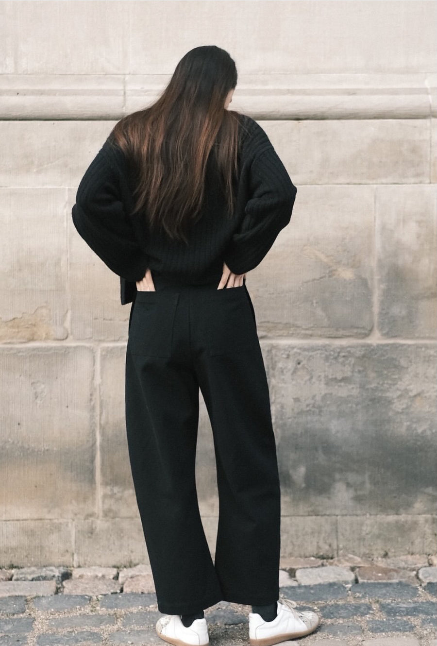 TAILORED CURVE LEGGED TROUSER - BLACK