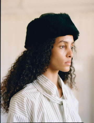 SUEDE BACK CURLY HAIR SHEEPSKIN CAP - BLACK