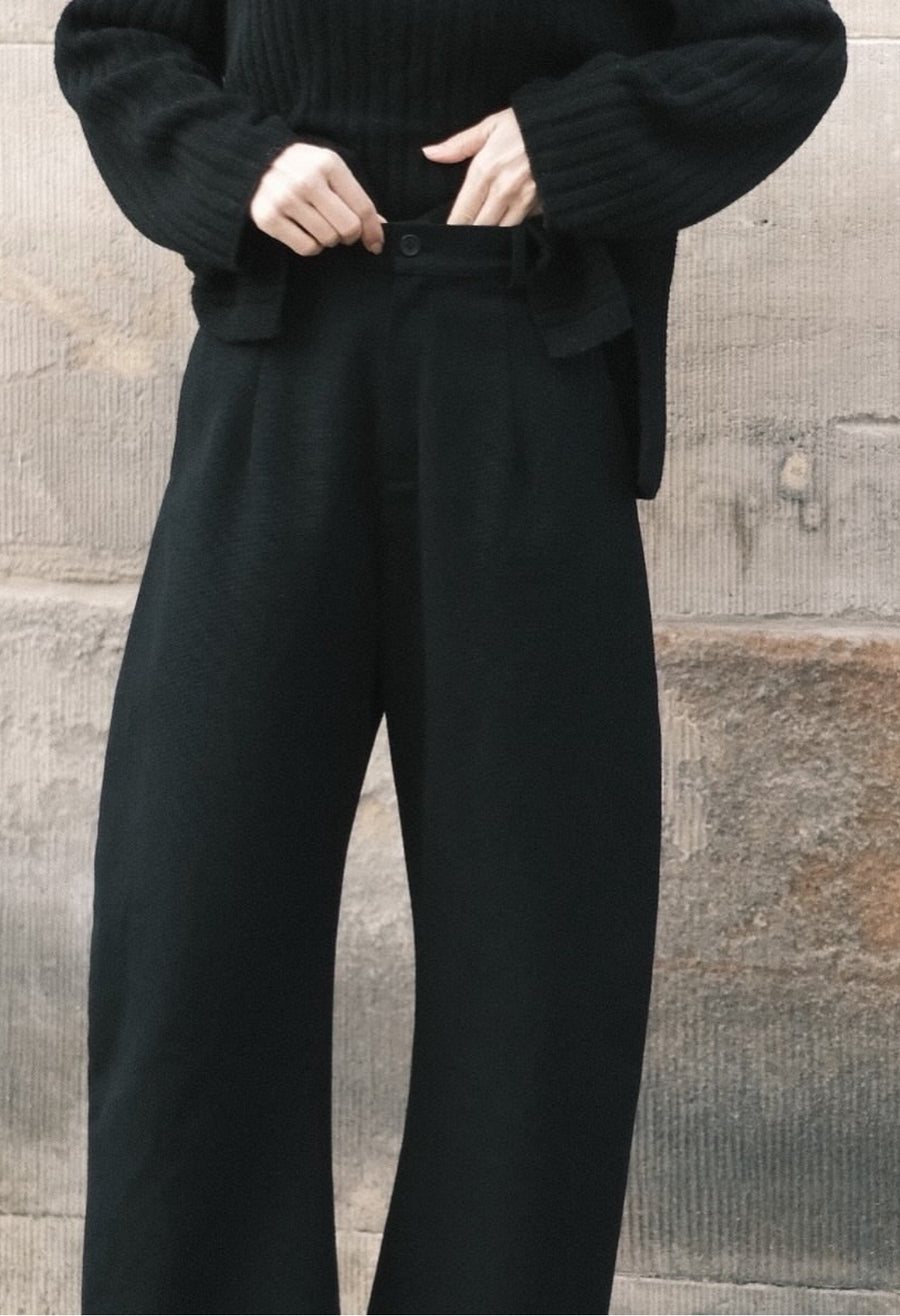TAILORED CURVE LEGGED TROUSER - BLACK