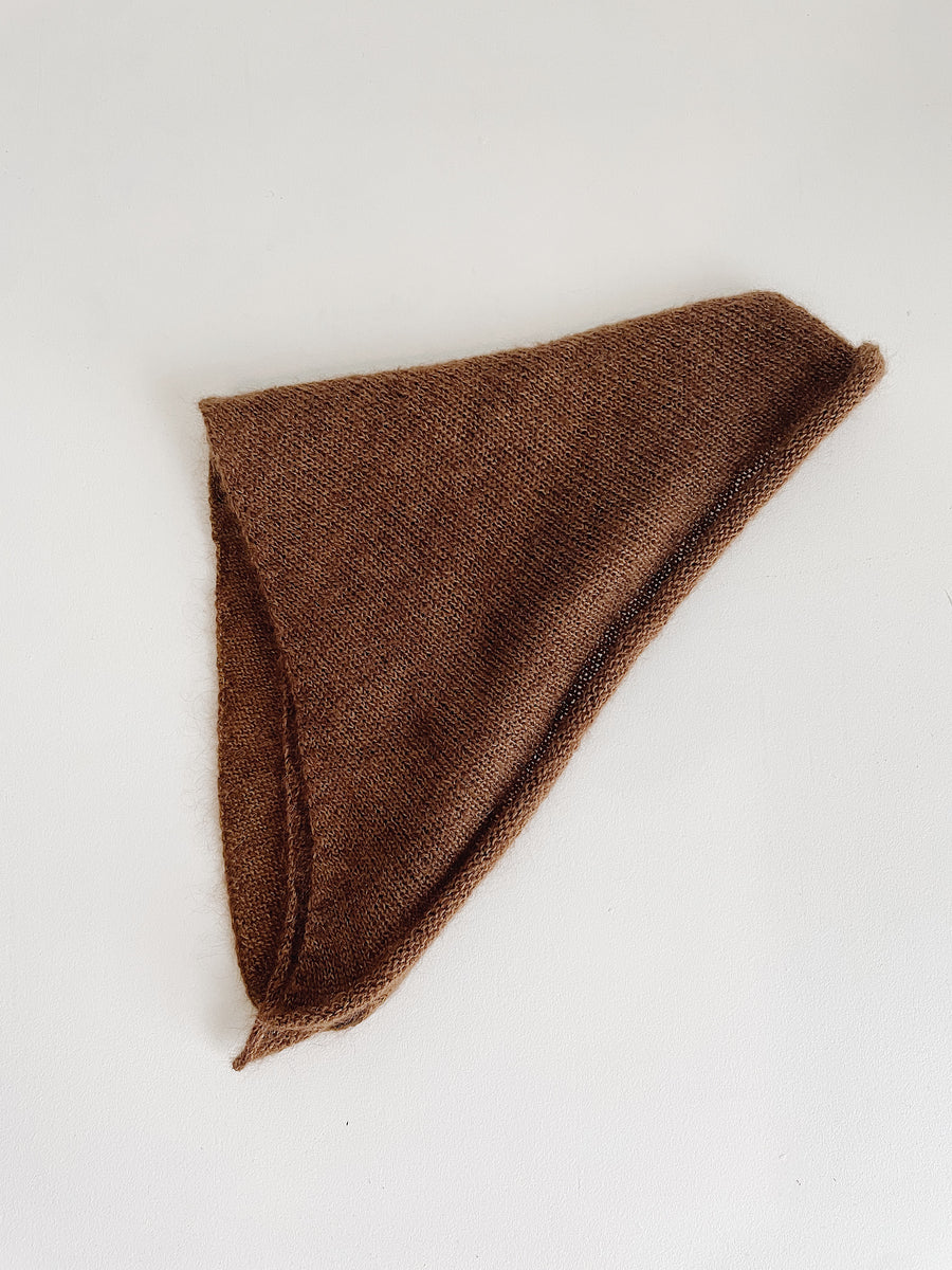 KNIT TRIANGLE SCARF - COCOA