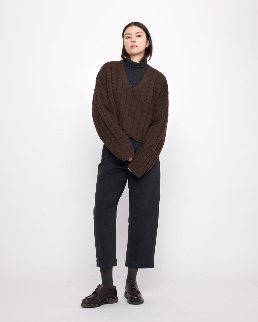 OVERSIZED RIBBED V NECK - BROWN