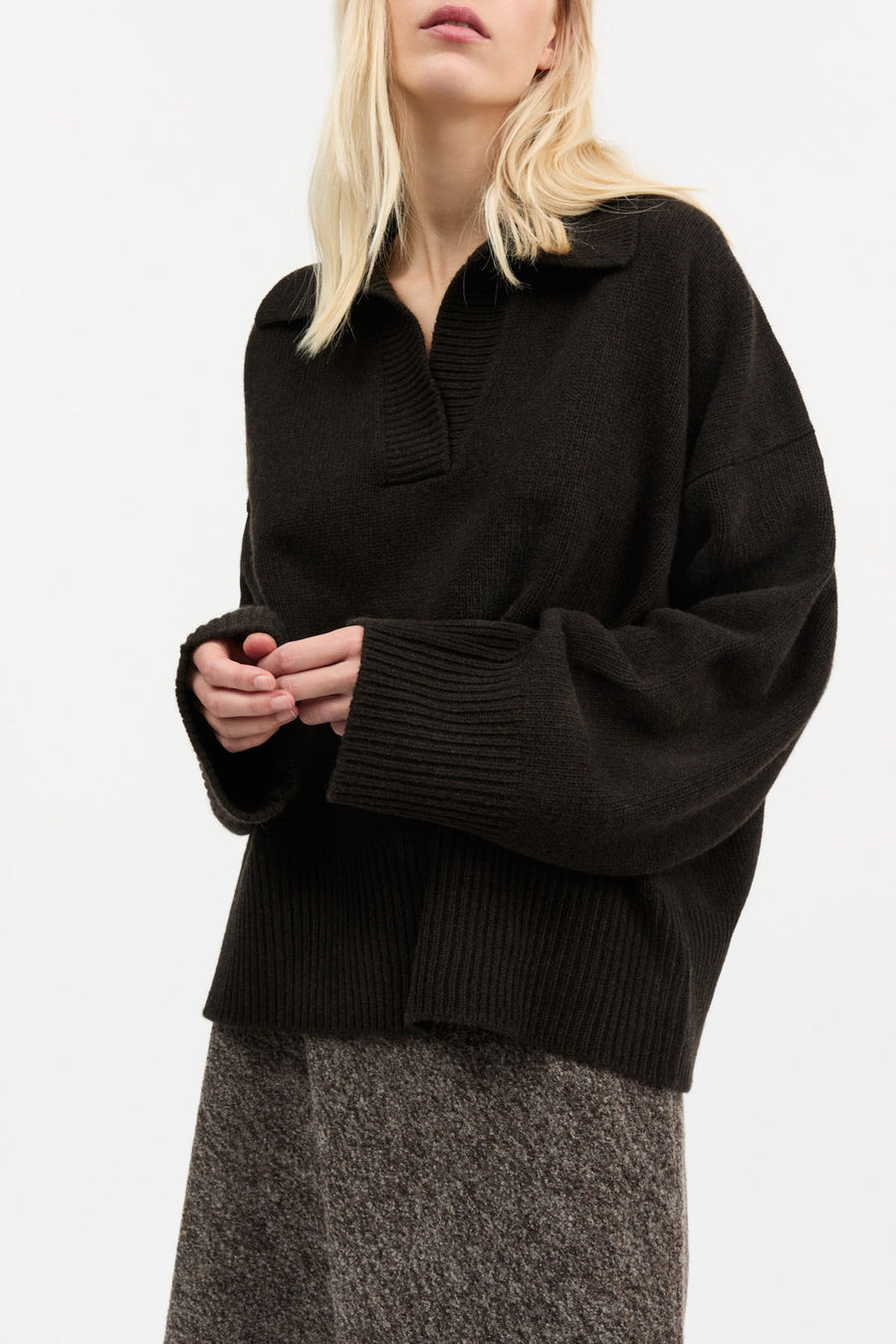 DEAN V-NECK JUMPER - DEEP BROWN