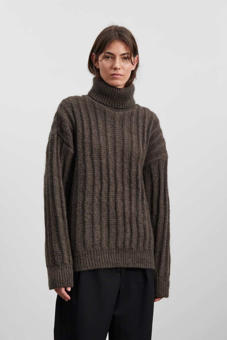 ELM TURTLE NECK SWEATER - DARK BROWN