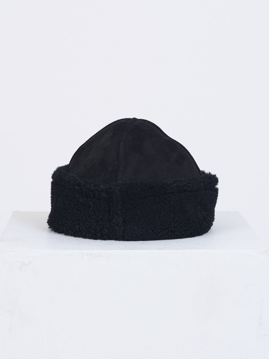 SUEDE BACK CURLY HAIR SHEEPSKIN CAP - BLACK